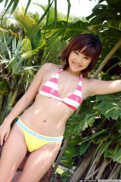 三个美妇跪着用嘴含着